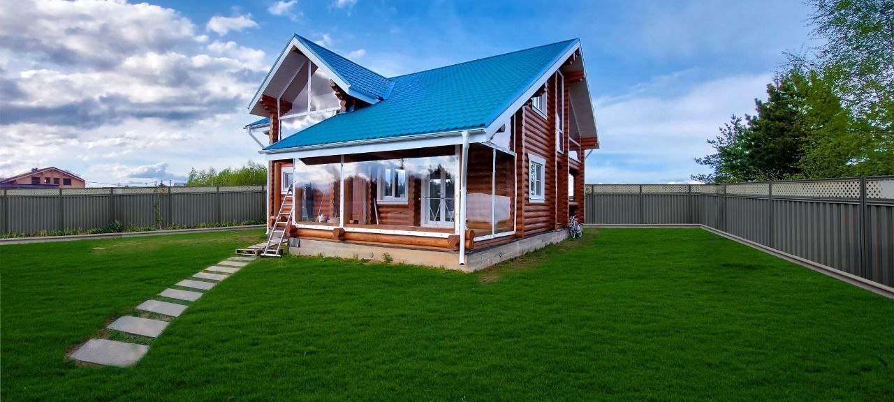 Мягкие окна на веранде загородного дома в городе Голицыно